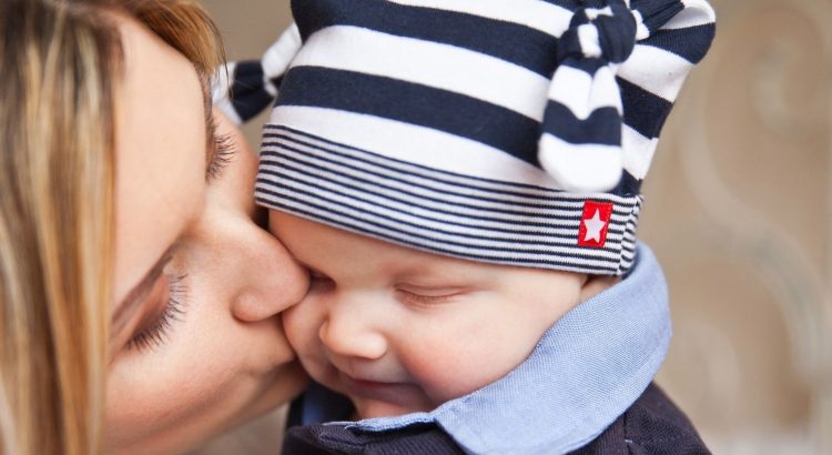 Alleinerziehende Mutter mit Baby